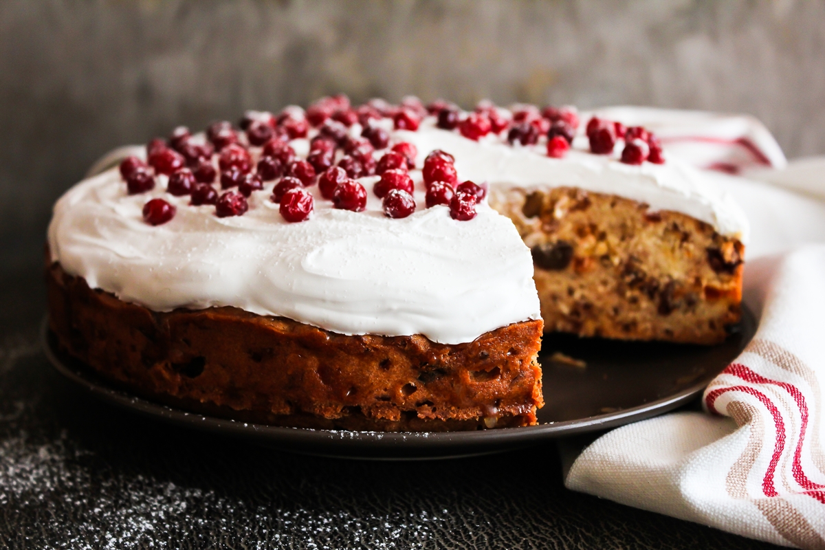 Bolo natalino clássico com frutas secas e glacê cítrico