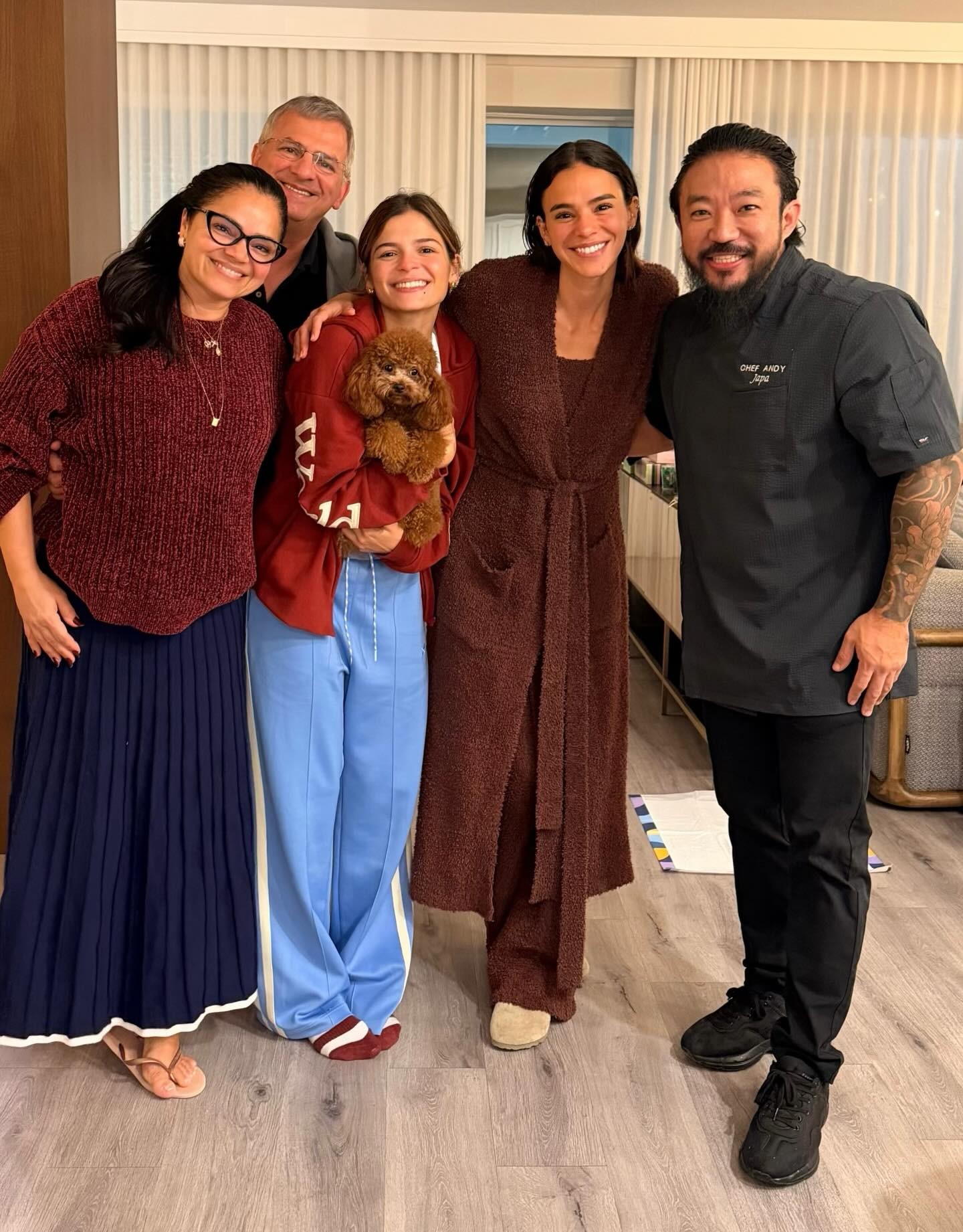 Bruna Marquezine posa em jantar com a família em sua casa em Orlando