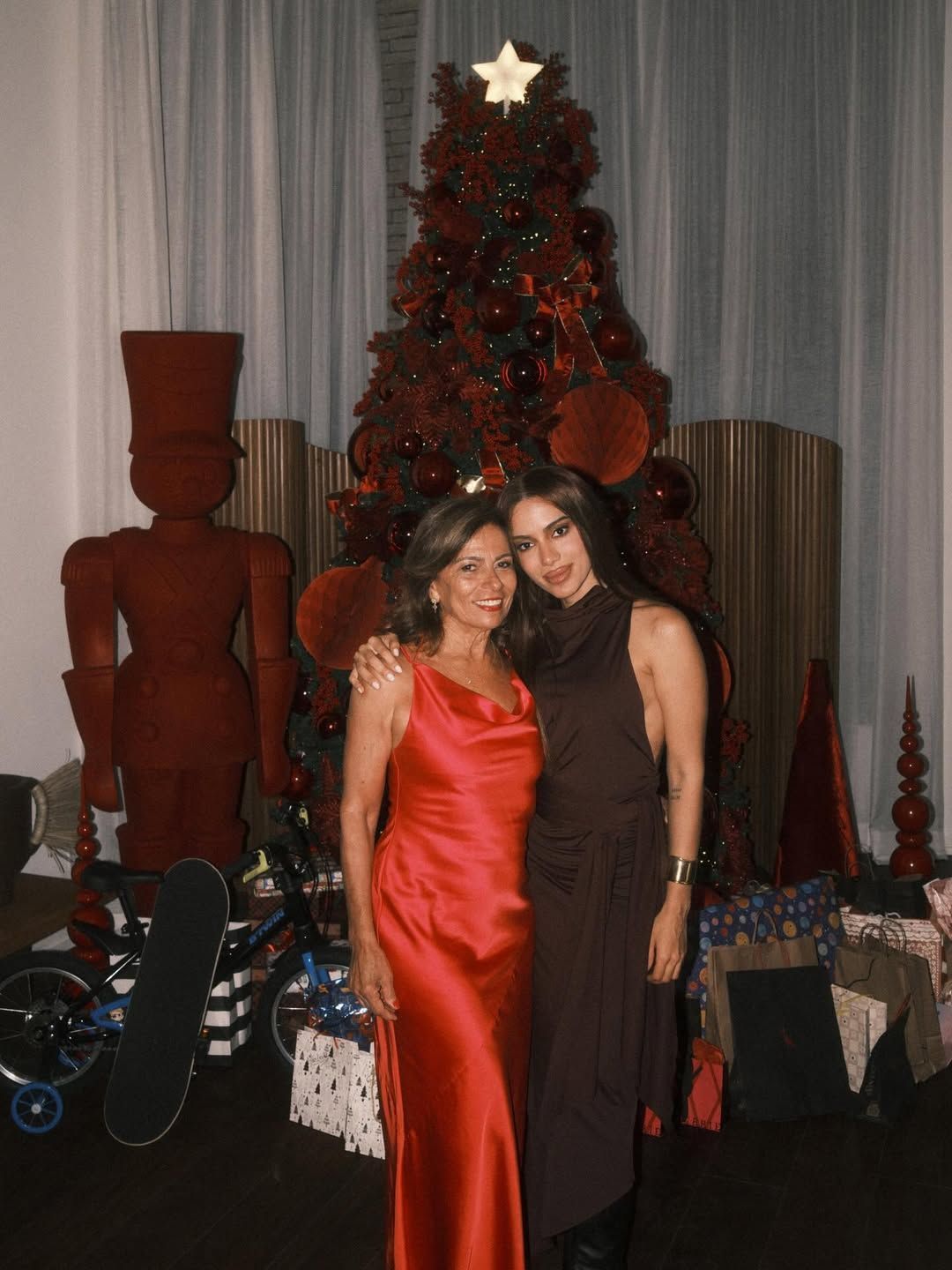 Anitta celebra Natal e aniversário da mãe ao lado da família e de famosos