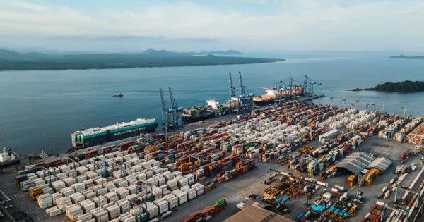 TCP atinge movimentação recorde de contêineres em 2025