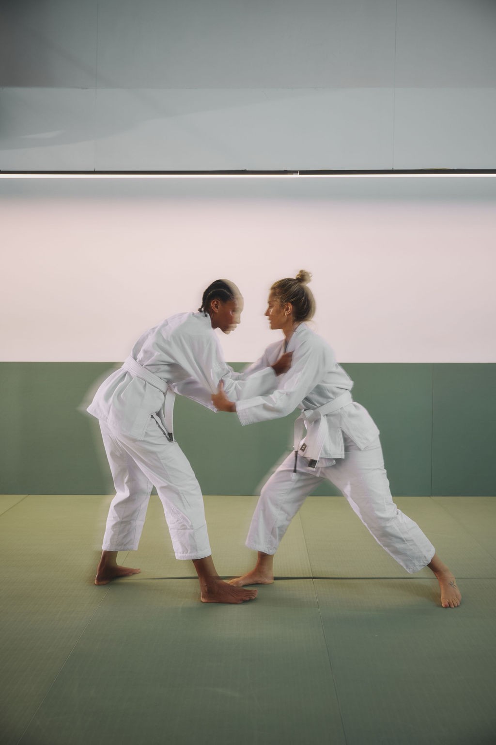 Atraídas pelos ensinamentos de autodefesa, autoconfiança e presença, cresce a procura de mulheres pelo jiu-jítsu