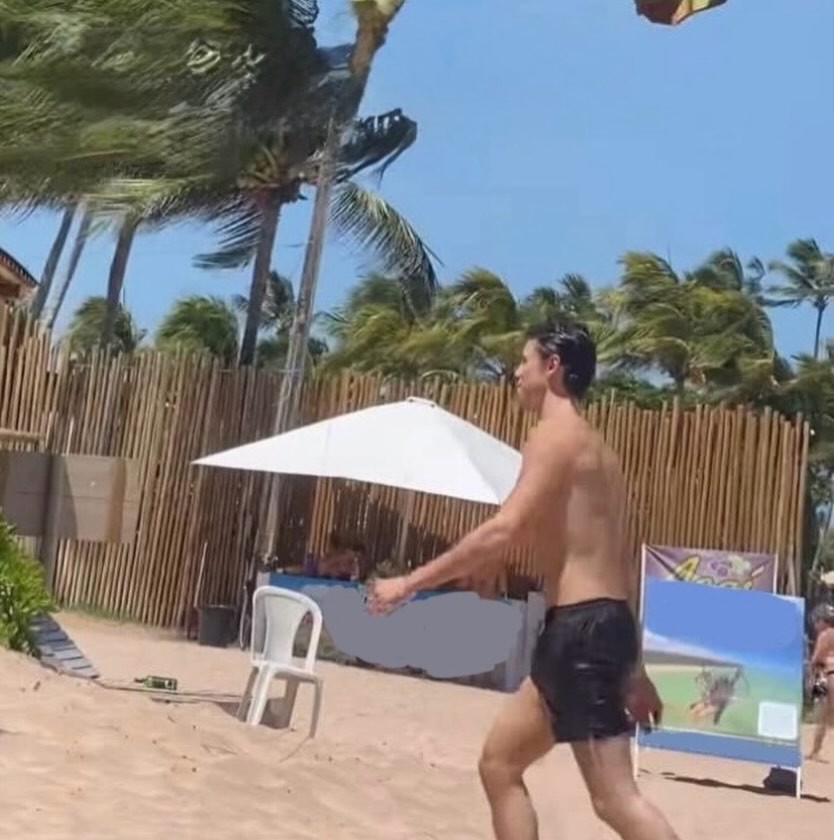 Shawn Mendes curte dia de praia no Alagoas, onde passará a virada com Bruna Marquezine