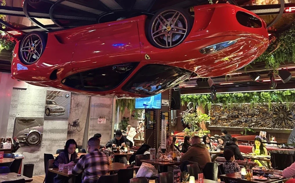 Restaurante na China transforma Ferrari pendurada no teto em relógio