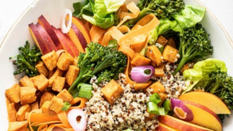 Nem todo prato “fit” é nutritivo: o que realmente importa na hora de montar uma refeição saudável.