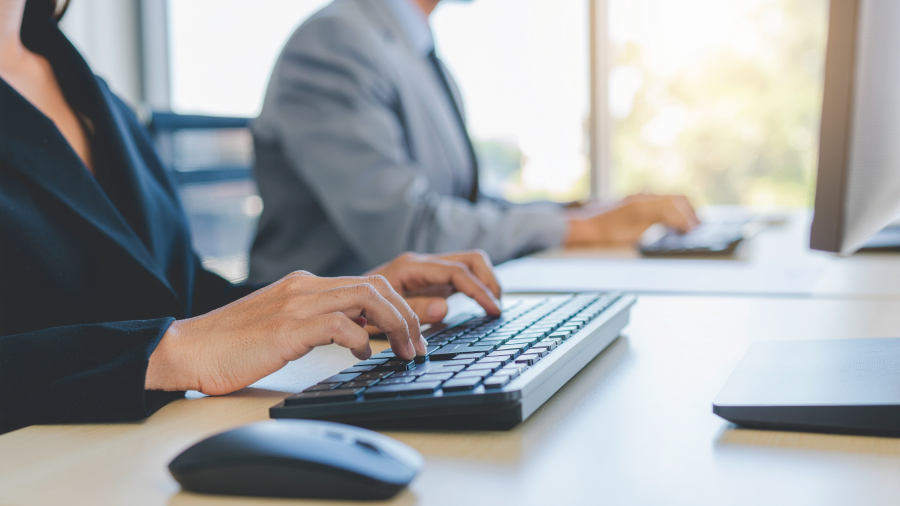 36 mil bolsas gratuitas em tecnologia: Santander e Alura abrem inscrições para formação em IA, dados e soft skills