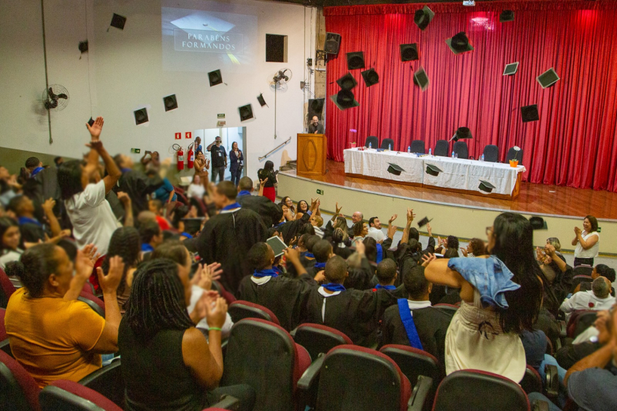 Educação que transforma: formatura de jovens marca avanço na qualificação profissional em São Paulo