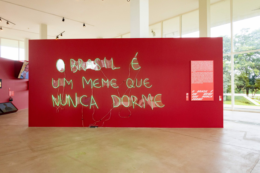 Do viral ao museu: exposição transforma memes em arte e convida BH a rir — e pensar