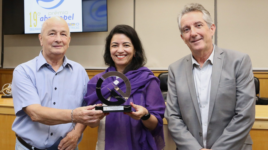 Agência brasileira vence prêmio máximo de jornalismo com investigação sobre cabos elétricos ilegais