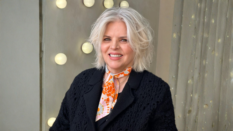 Entre dobras e recomeços: Debbie Villela transforma cicatrizes em matéria de vida