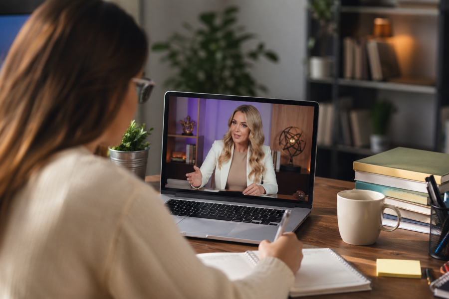 Educação digital cresce no Brasil e impulsiona novos formatos de aprendizado com foco em desenvolvimento pessoal