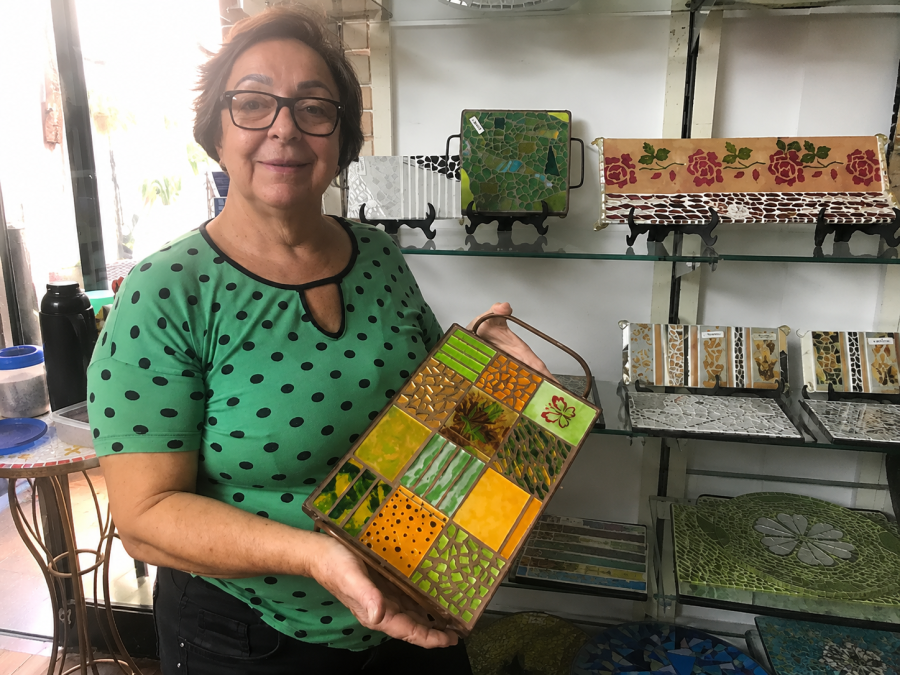 Vick Ferreira transforma vidro, azulejos e memória afetiva em arte autoral há três décadas