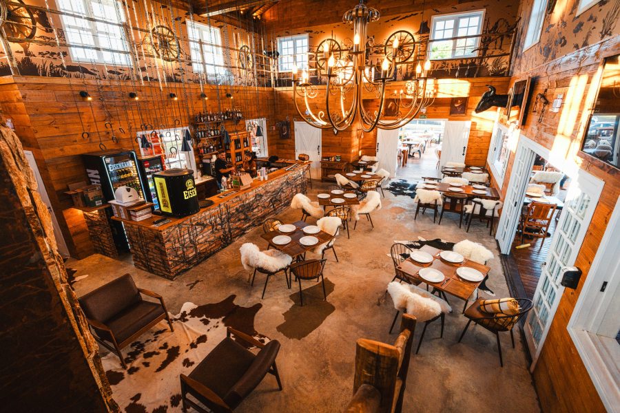 Arquitetura que convida à experiência: restaurante em Curitiba transforma inspiração country em destino de convivência