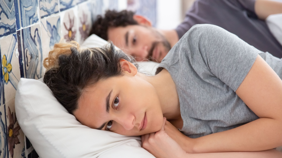 Casados no papel, separados na vida: o custo de não saber se ficar ou partir