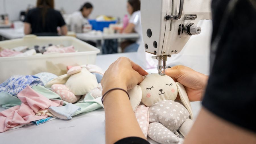 Quando o tecido que seria lixo vira afeto: moda transforma resíduos em naninhas para crianças do SUS