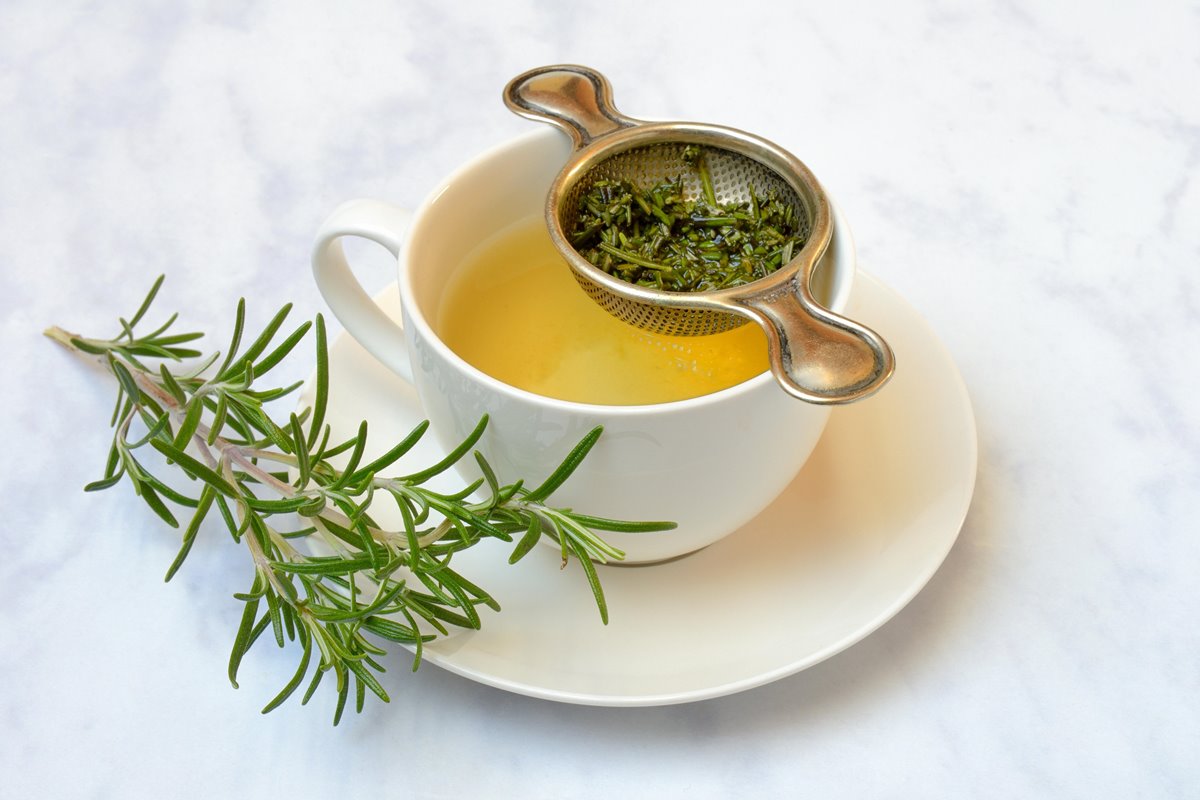 Chá de alecrim: veja efeitos colaterais e quem não deve tomar a bebida