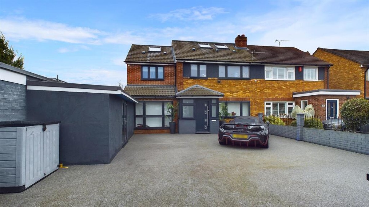 Casa na Inglaterra viraliza por ter frases motivacionais espalhadas pelos cômodos; veja