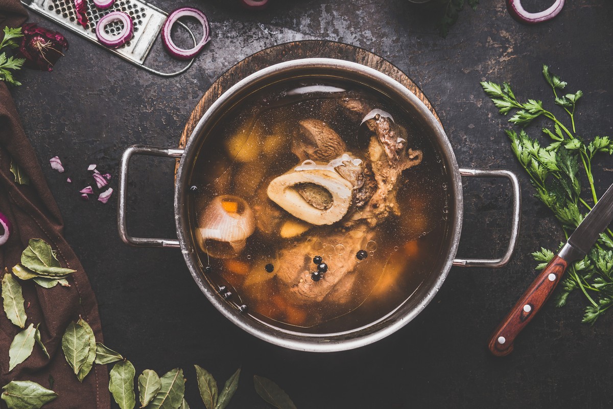 Caldo de ossos: para que serve, benefícios e como fazer