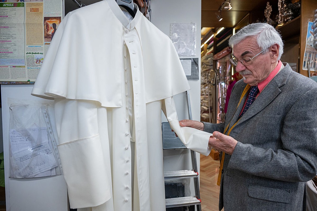 Quem faz e quanto custa os trajes do Papa
