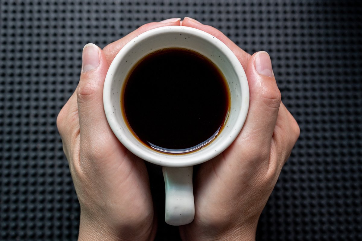 Sal no café: ciência explica benefícios da combinação inusitada