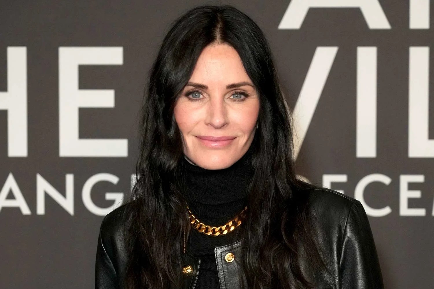 Courteney Cox se arrepende de maquiagem permanente nos olhos: veja os riscos e cuidados