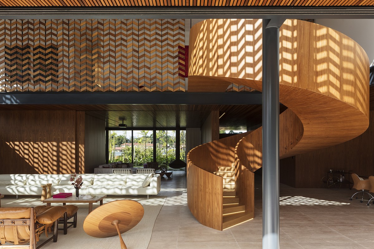 Escadas esculturais: 10 ideias que roubam a cena em casas e apartamentos