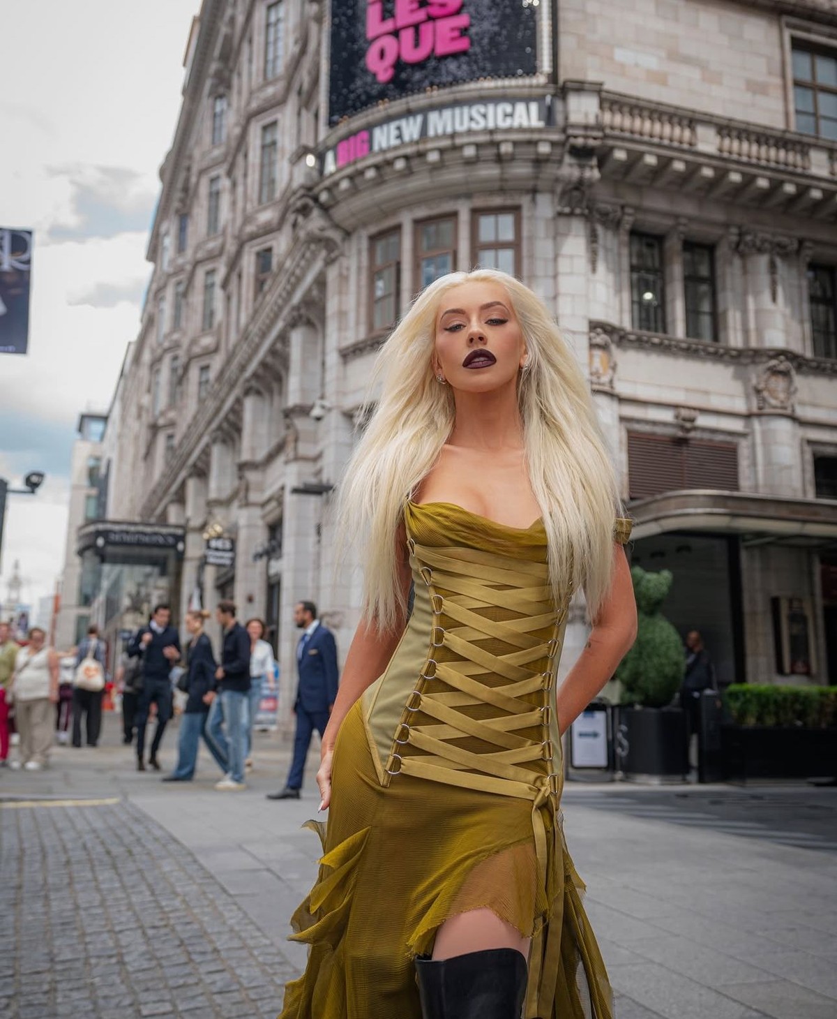 Christina Aguilera exibe novo ensaio vintage