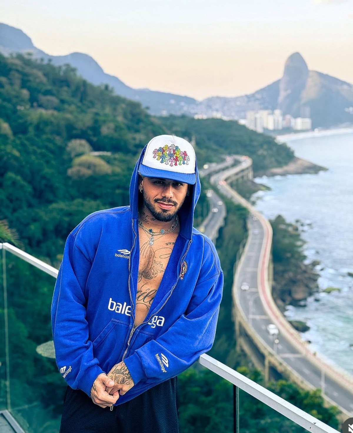 Zé Felipe posa em cenário paradisíaco do Rio de Janeiro