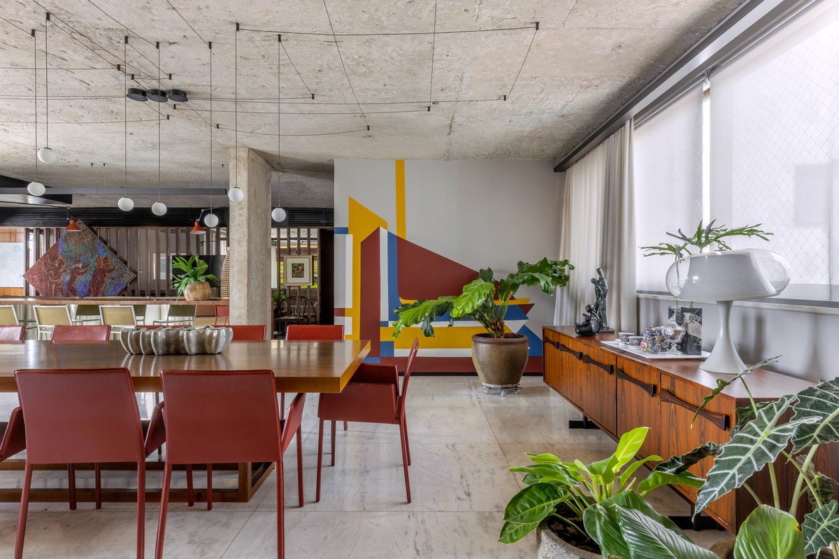Como este apartamento dos anos 1980 ganhou alma de casa com arte e móveis vintage