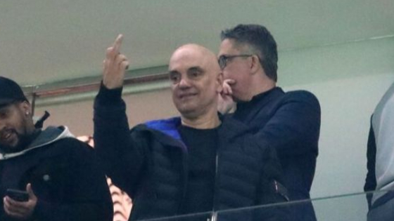 ‘Cadê o decoro, Excelência?’: Moraes ganha rap depois de Magnitsky e gesto obsceno