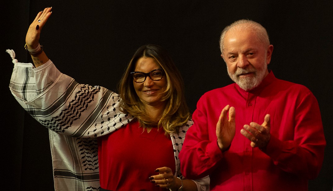 Janja usa lenço pró-Palestina em evento do PT