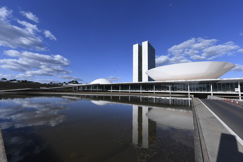 Congresso volta do recesso com debates sobre anistia, cassações e IR