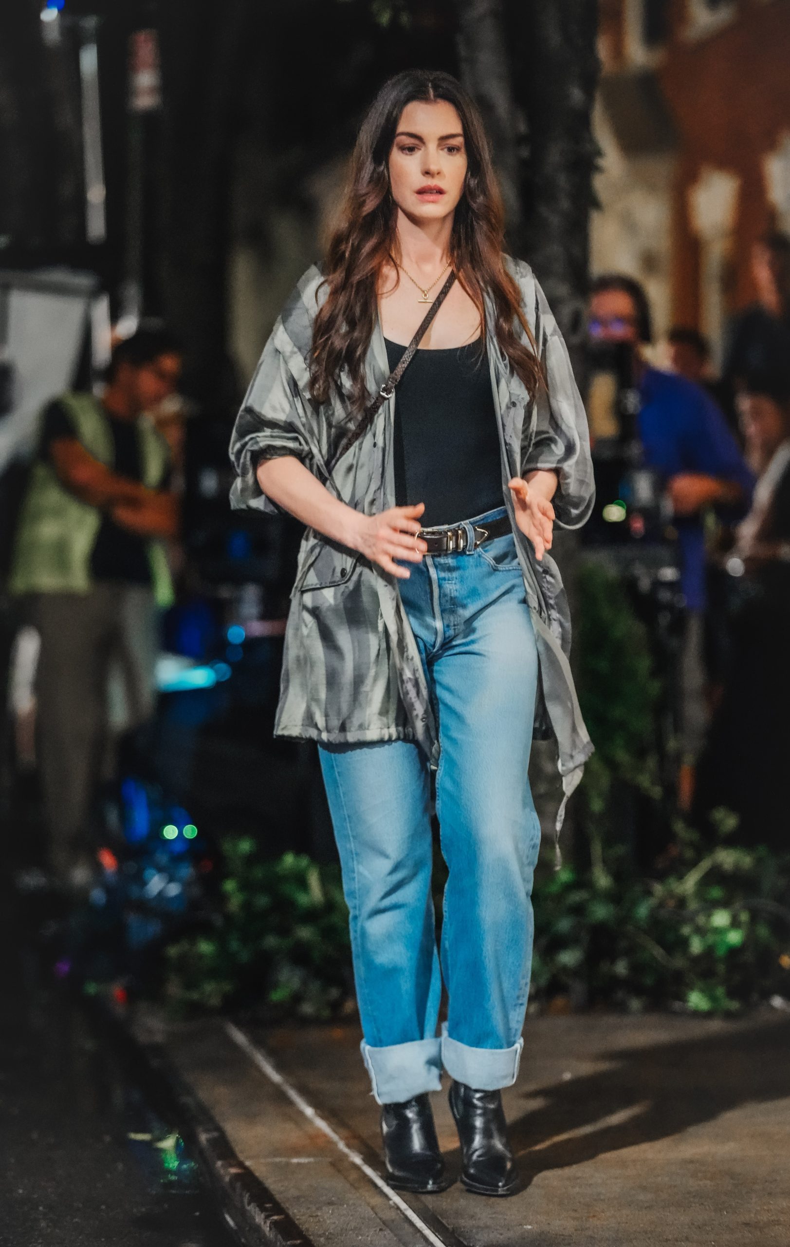 Jeans com bota: Anne Hathaway dita tendência em O Diabo Veste Prada 2
