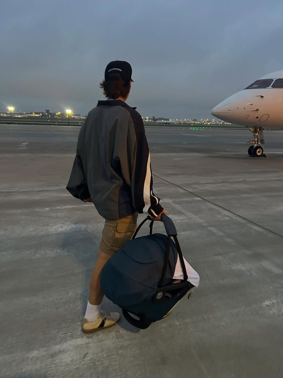 Millie Bobby Brown mostra viagem em família após adotar primeira filha com Jake Bongiovi