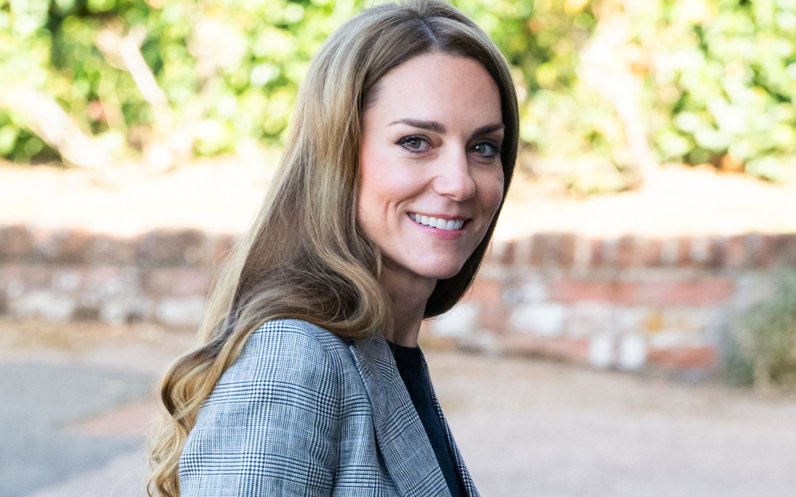 Kate Middleton aposta em look de alfaiataria em homenagem ao príncipe William
