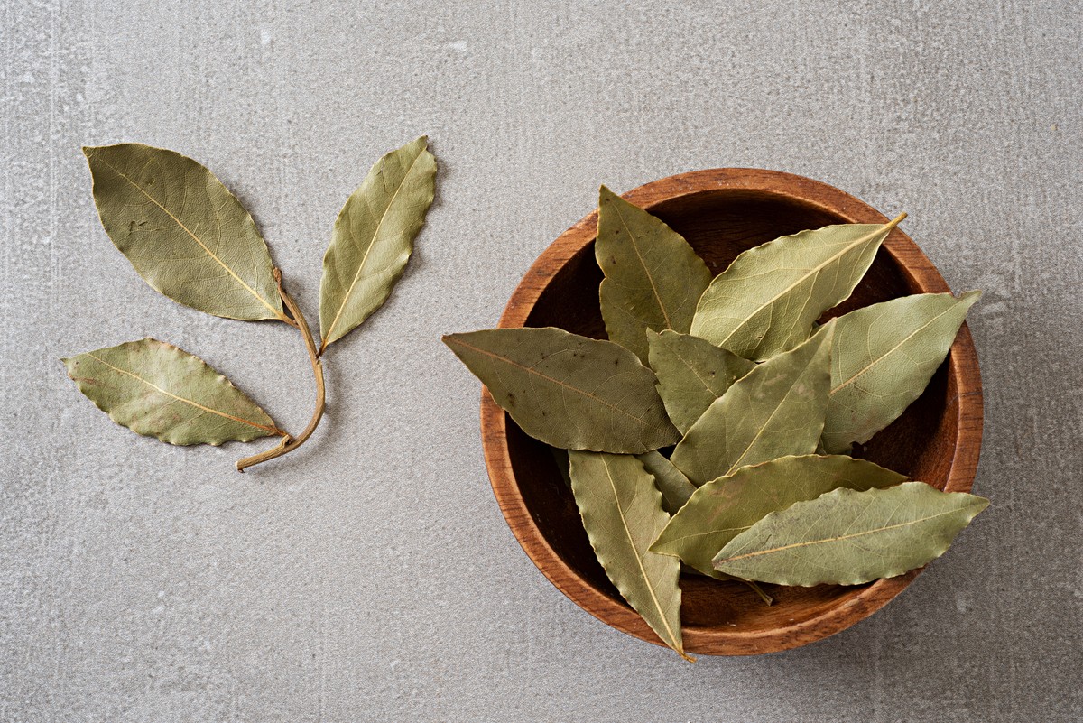Ferver folhas de louro: o ritual que perfuma, purifica e acalma a casa