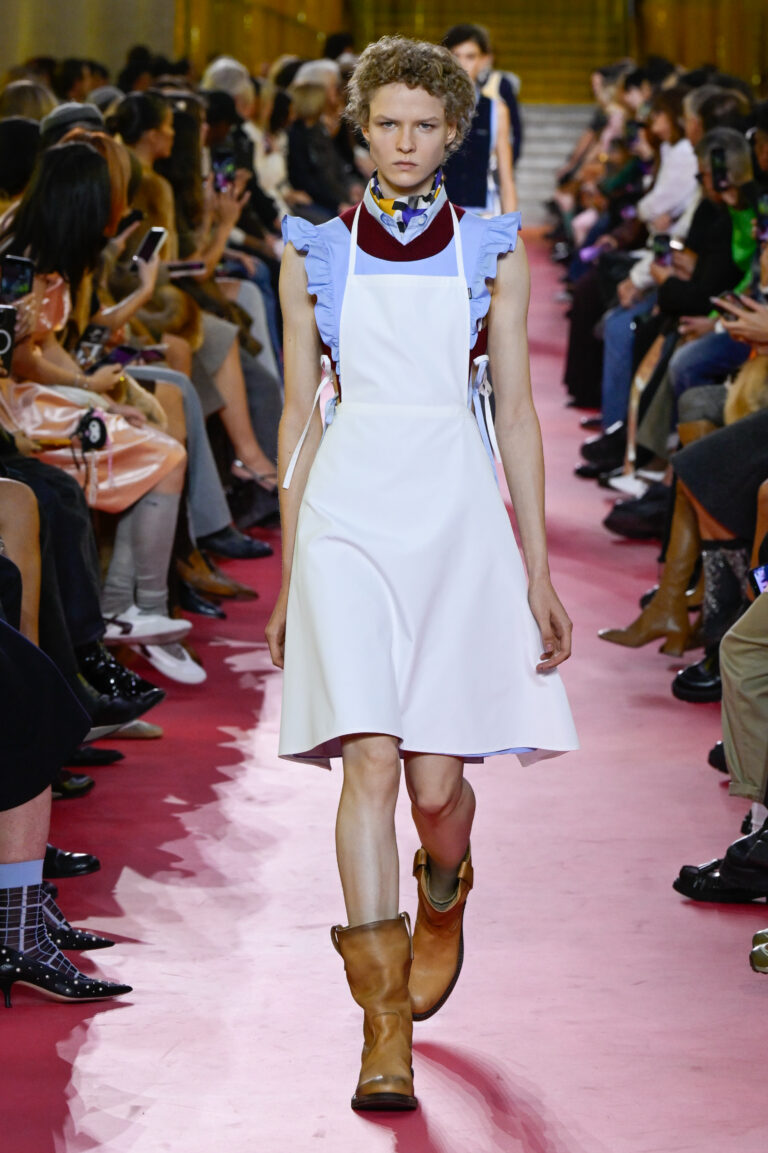 Miu Miu verão 2026: Avental se transforma em símbolo de luxo e empoderamento feminino