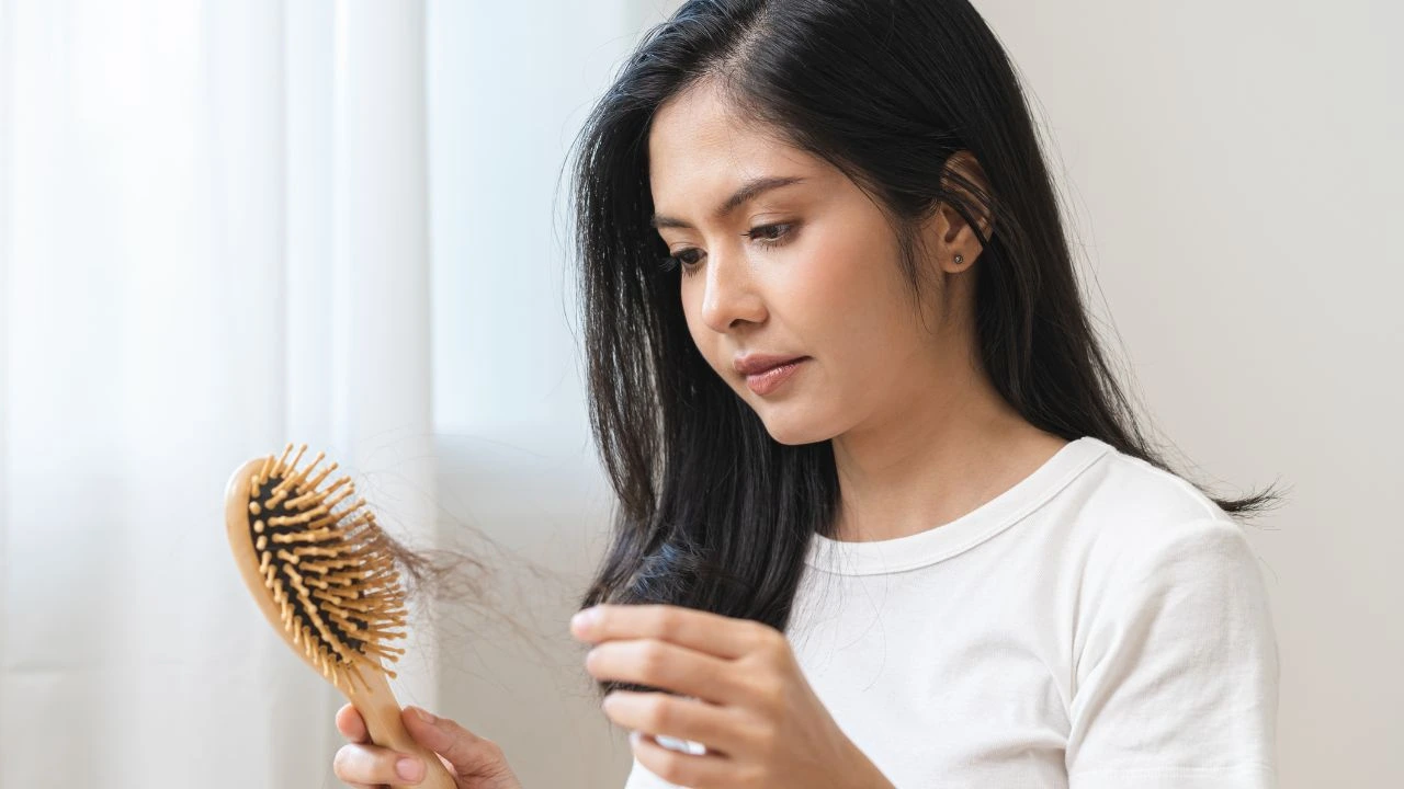 Calvície feminina: descubra os tratamentos que podem salvar seus cabelos