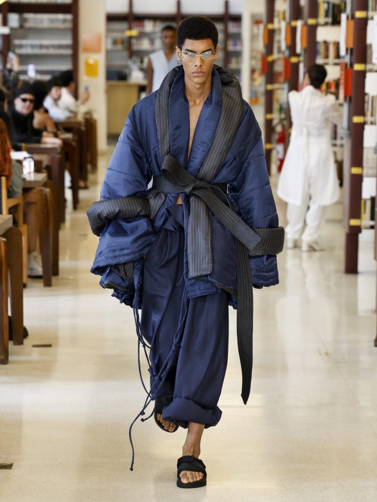 Desfile João Pimenta SPFW N60: Verão 2026 traz alfaiataria leve e cores vibrantes