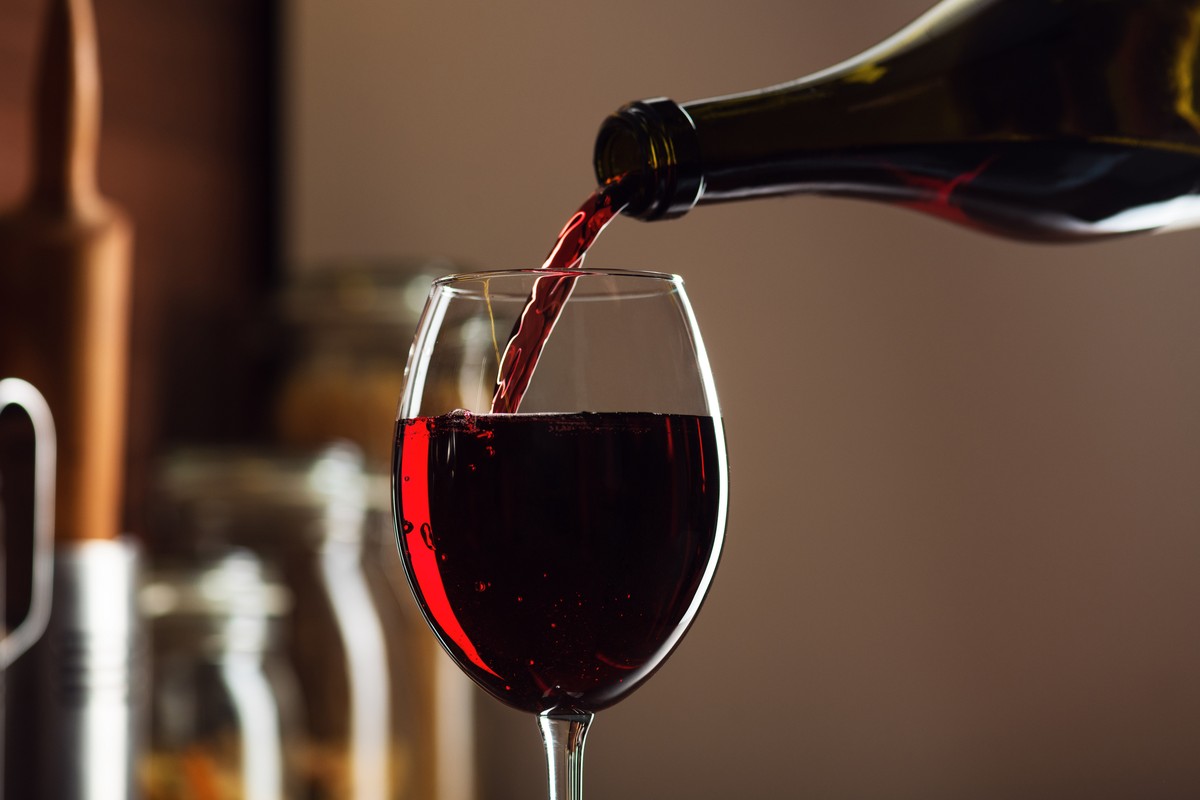 Como abrir garrafa de vinho sem saca-rolhas