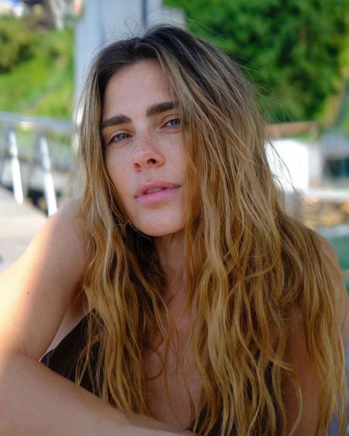Carolina Dieckmann renova o bronzeado no sol da Bahia