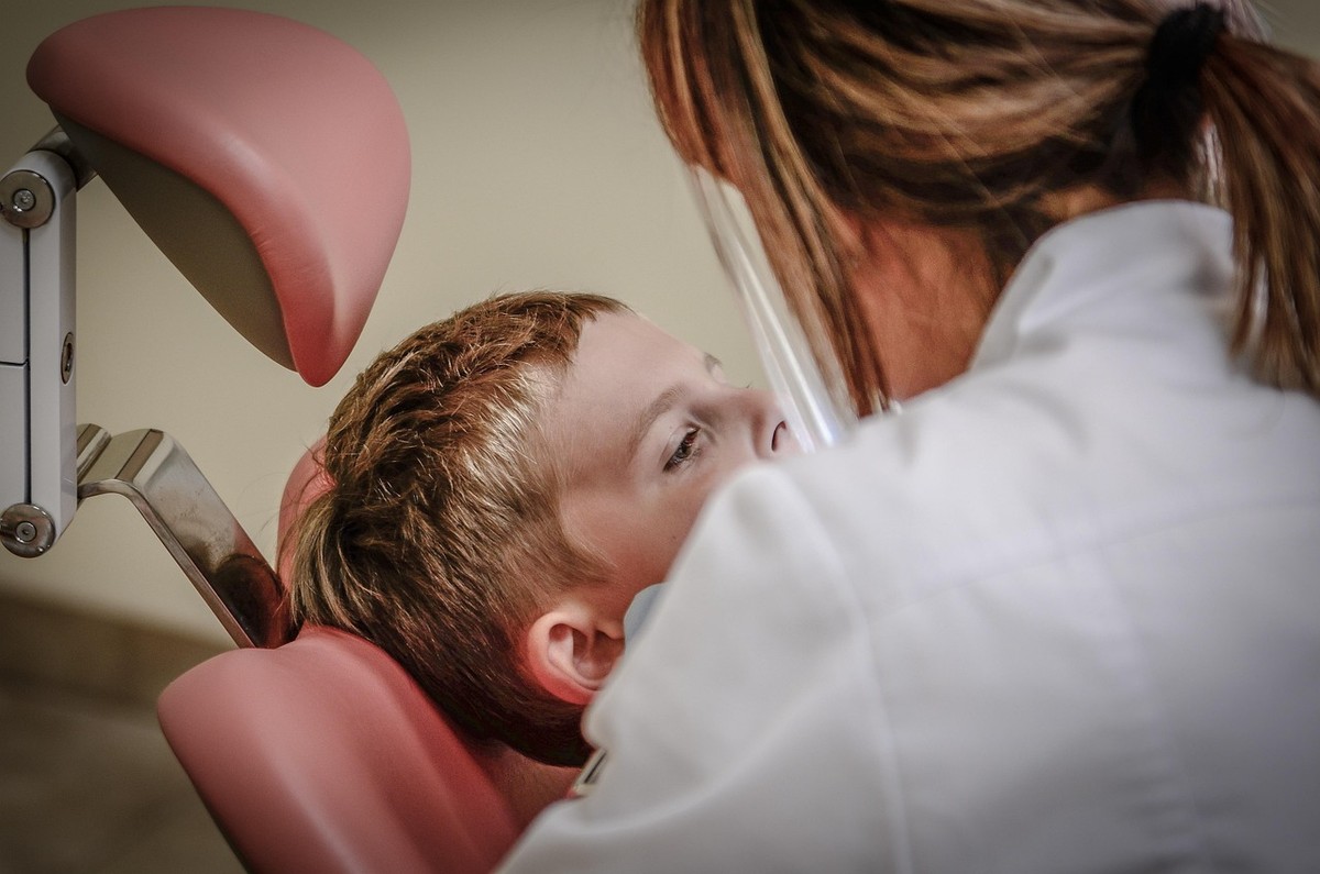 Dentista proíbe mãe de voltar ao consultório com filhos e caso viraliza; entenda se prática é legal