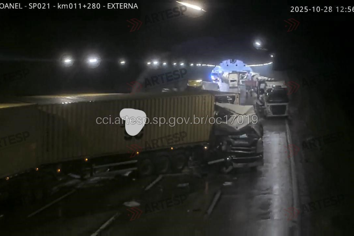 Engavetamento no Rodoanel: vaza carga tóxica de carreta presa em túnel