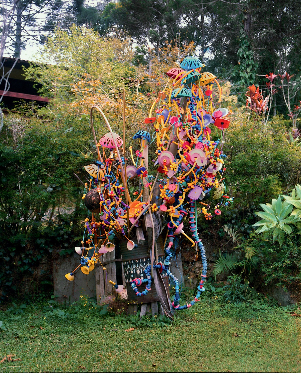 Na Serra Fluminense, a dupla Pirilampos do Planeta transforma resíduos plásticos em arte