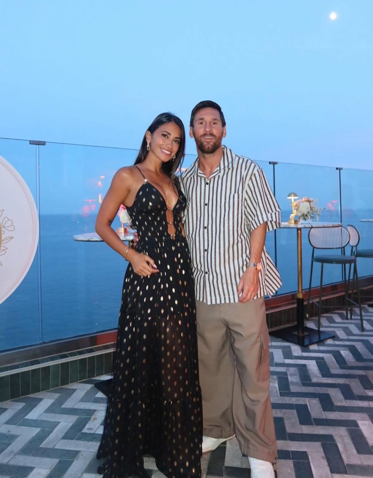 Antonela Roccuzzo posa com Lionel Messi em cenário luxuoso
