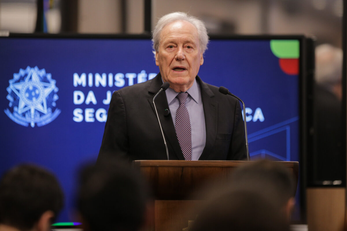 Onde estava o ministro da Justiça de Lula durante guerra no Rio?