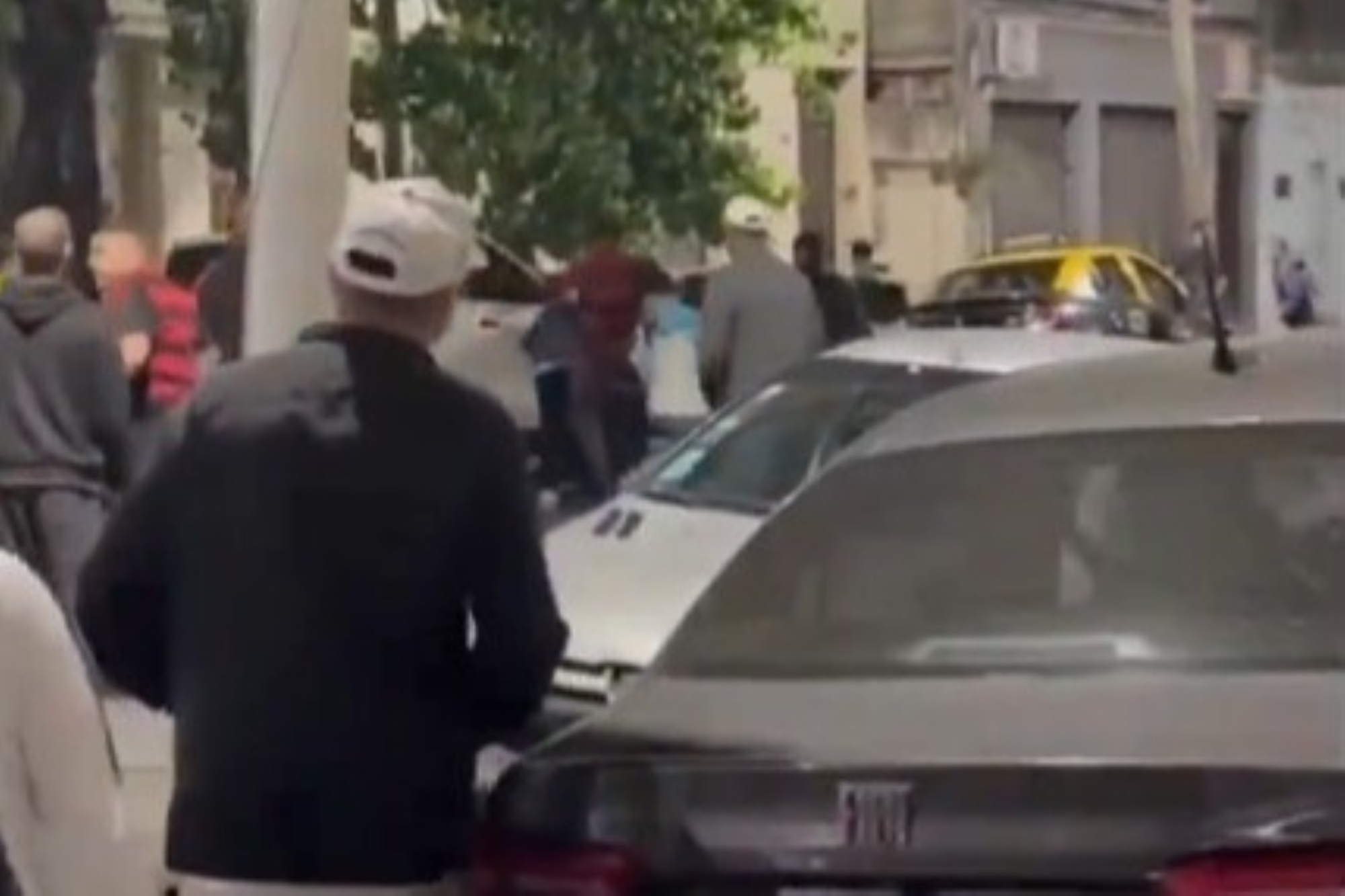 Vídeo: torcedores de Flamengo e Racing entram em conflito na Argentina