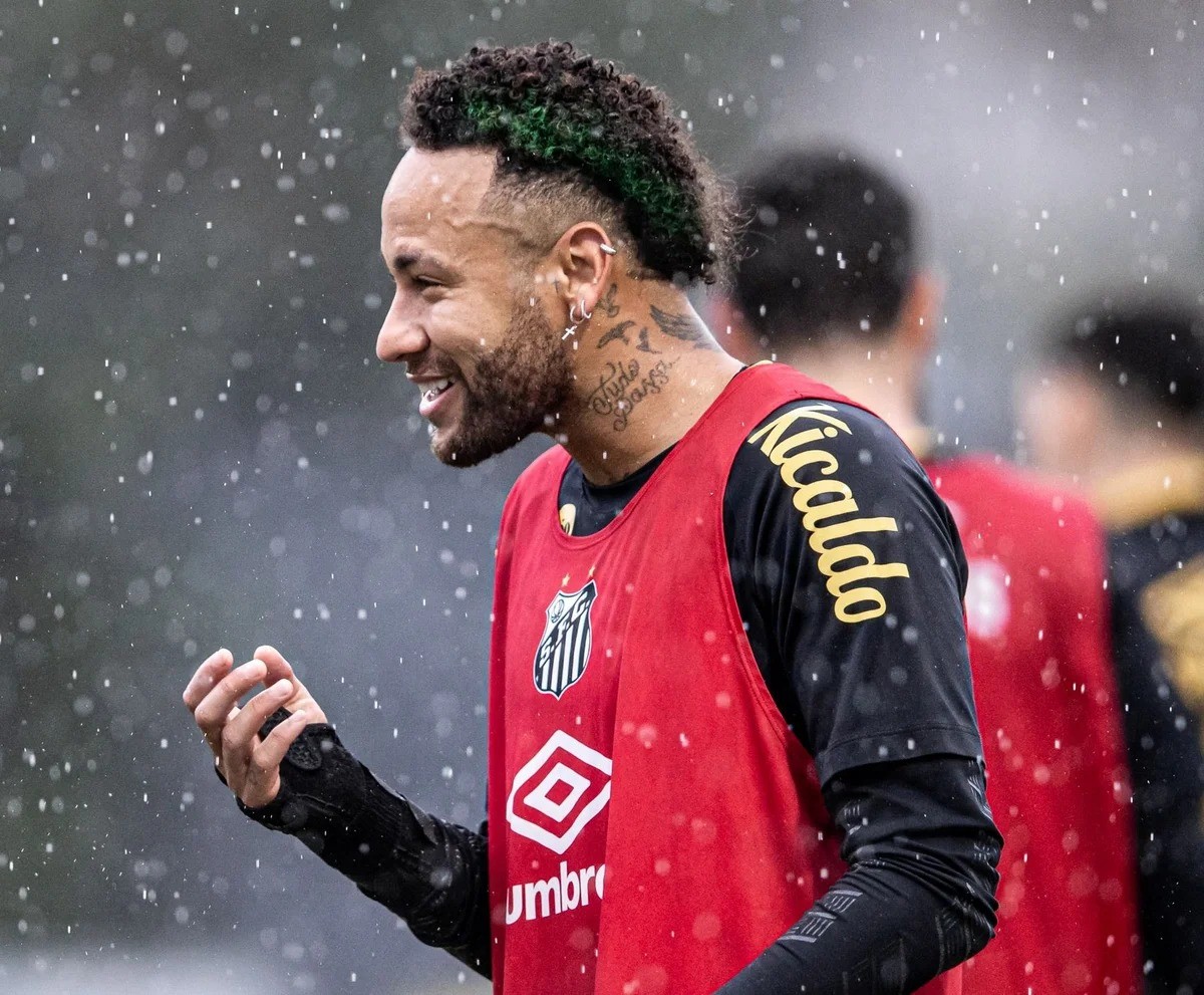Neymar chama atenção no Santos com novo visual