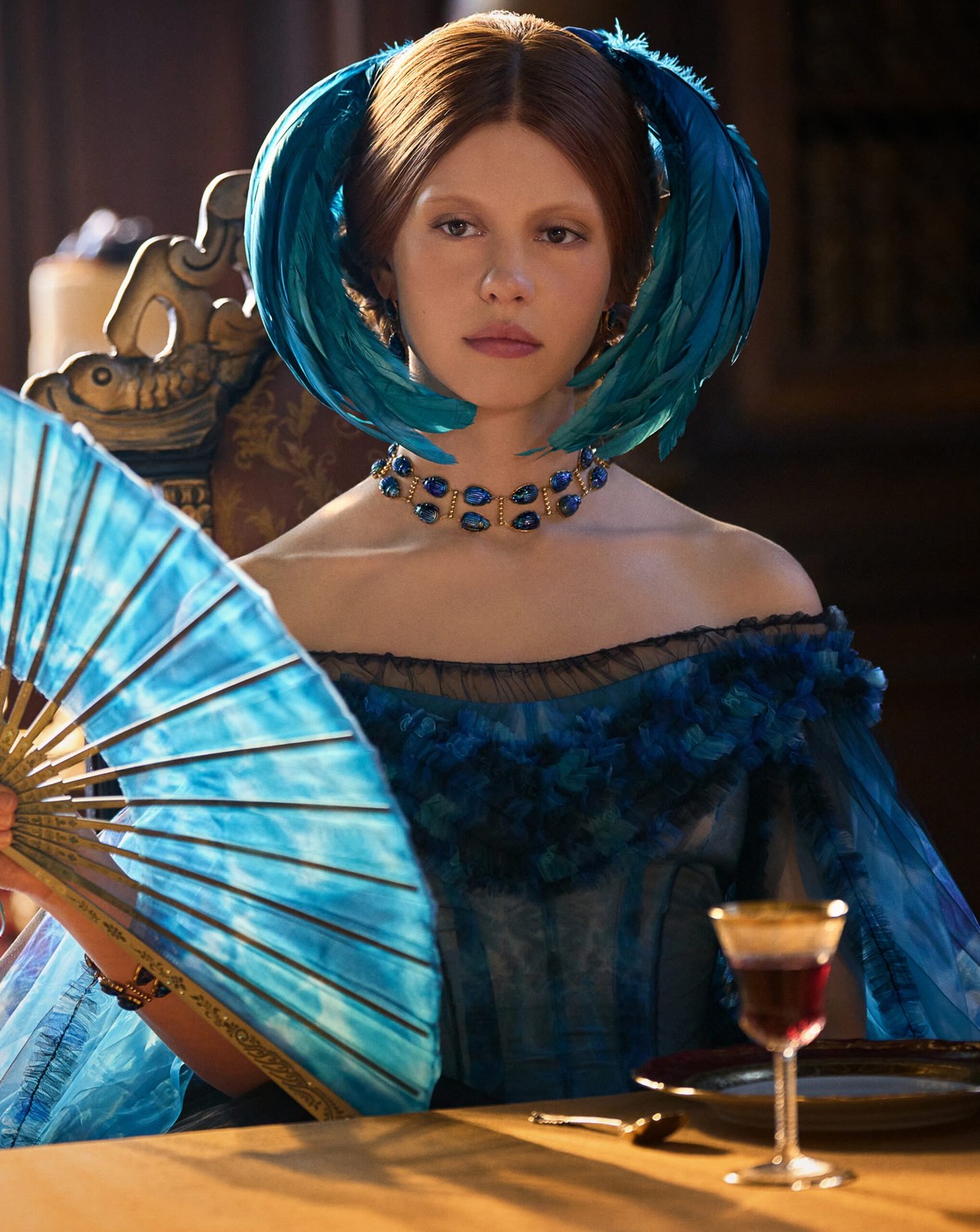 Mia Goth fala sobre maternidade, monstros e a beleza sombria de “Frankenstein”
