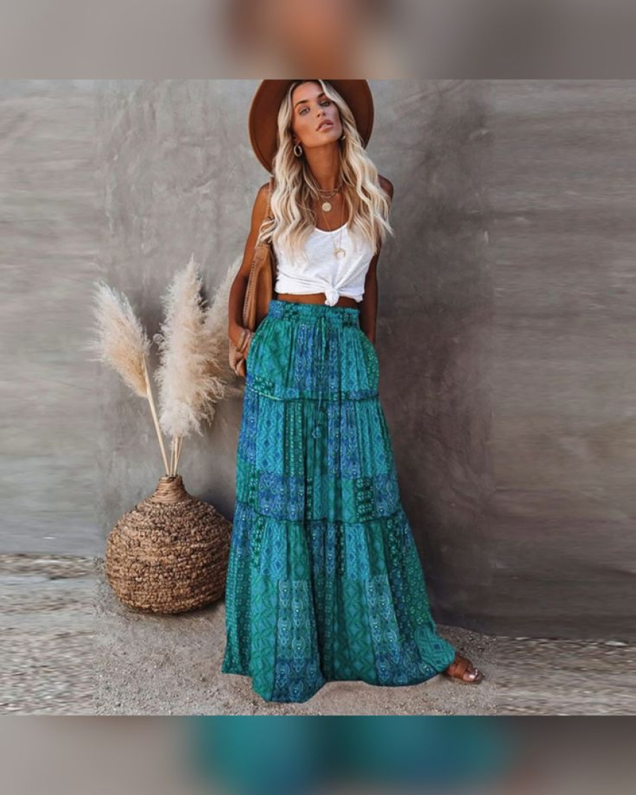 A saia longa estilo boho que foi hit nos anos 2000 volta com tudo neste verão