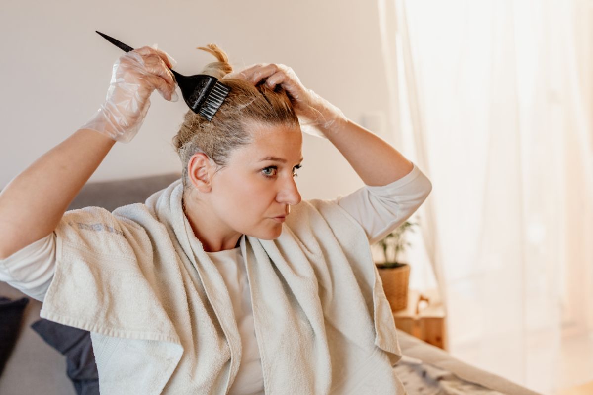 Expert revela o intervalo ideal e seguro para retocar a raiz do cabelo